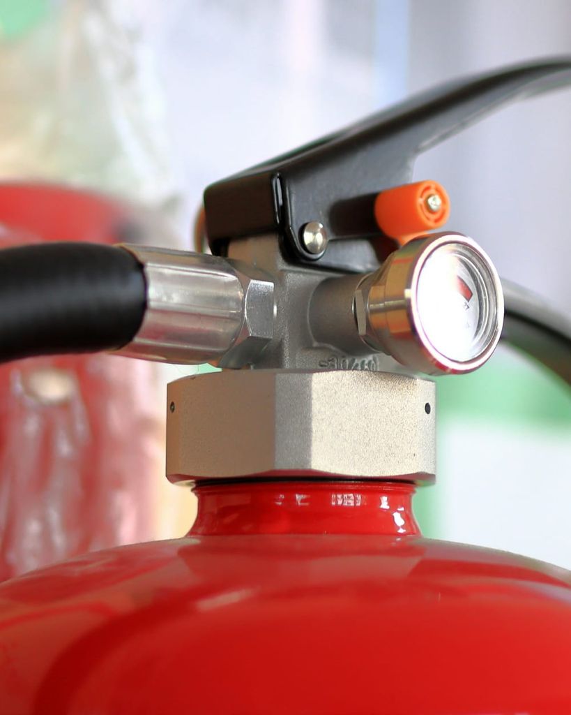 Fire extinguisher valve and hose